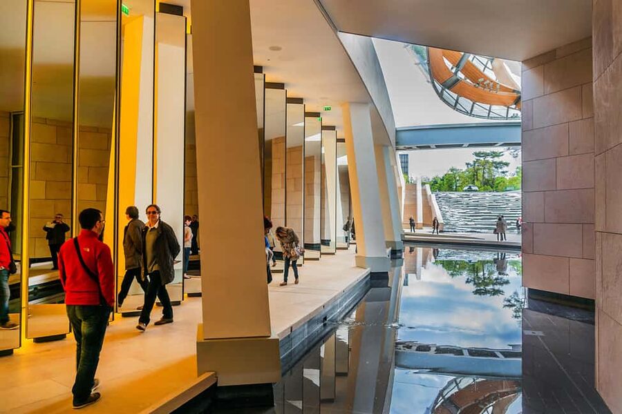 Paris: Louis Vuitton Foundation Exterior Tour with Entry - What you’ll see in 2025: Frank Gehry or David Hockney (date matters)