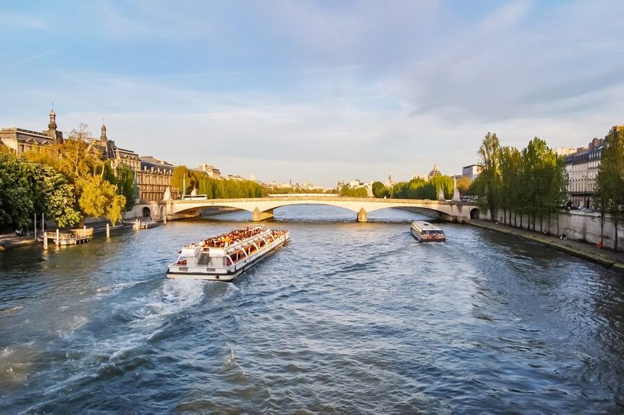Paris: Louvre Guided Tour with Reserved Access & Boat Cruise - Mona Lisa and the true classics: what the guided route helps you see