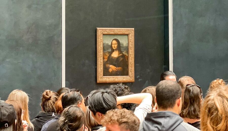Paris: Louvre Mona Lisa Discovery Guided Tour with Ticket - How the photo stops and walking work in a small group