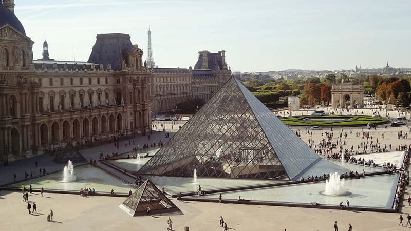 Paris: Louvre Museum Entry Ticket and Garden Walking Tour - Meeting point at the Louis XIV statue: find the right sign fast