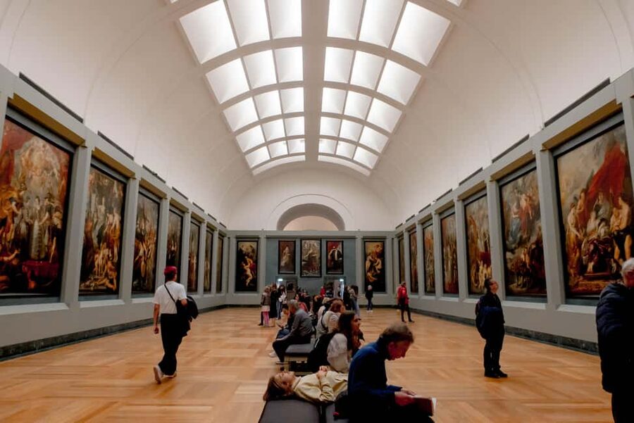 Paris: Louvre Museum First Entrance with host to Mona Lisa - Carrousel Arch Meeting Point: Getting Oriented Fast