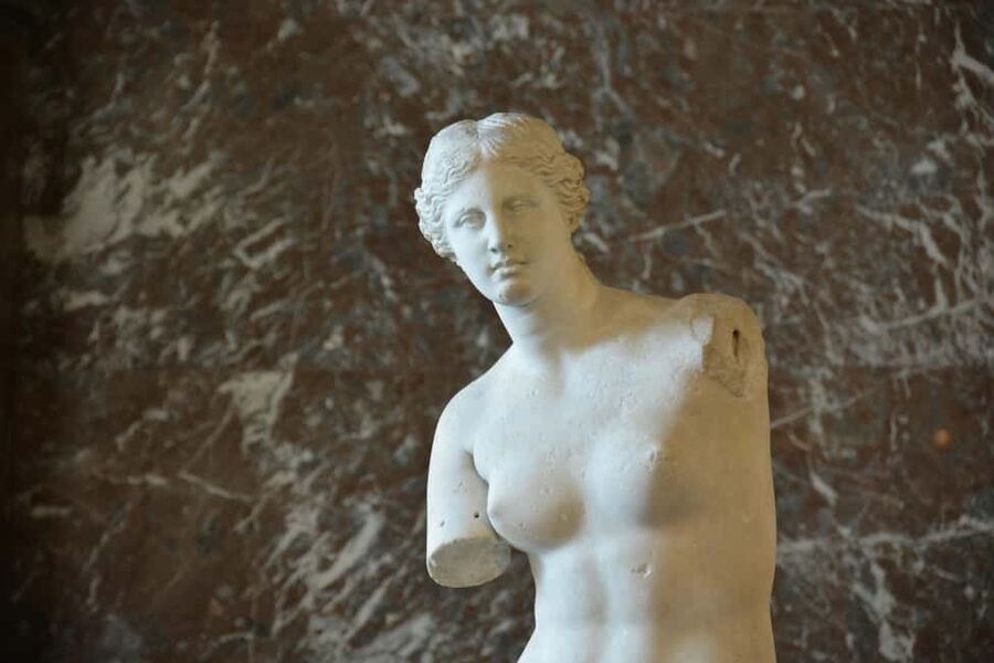 Paris: Louvre Museum Hosted Entry & Masterpieces Audio Guide - The digital audio guide app: what’s included, what’s not, and how to make it work