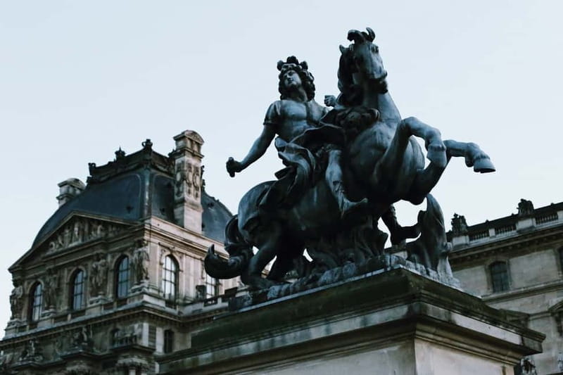 Paris: Louvre Museum Masterpieces Private Small Group Tour - Venus de Milo: a classic sculpture break from the painting frenzy