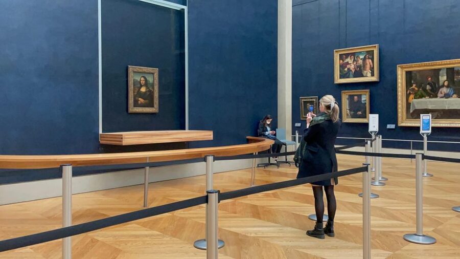 Paris: Louvre Museum Mona Lisa First Viewing Semi-Private - First Access at the Louvre Pyramid: where your morning really begins