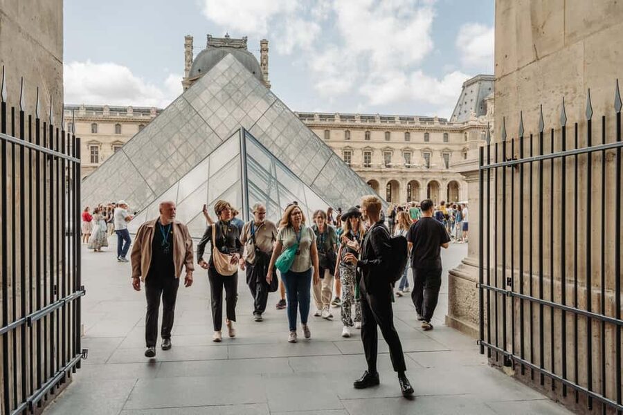 Paris: Louvre or Orsay, Eiffel Tower, City Walk & Cruise - Lunch timing and metro flow: how the day stays workable