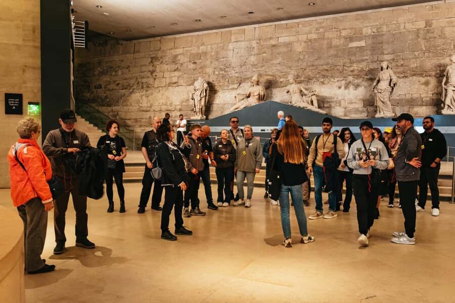 Paris: Louvre Overview, Exploration tour and Reserved Entry - Key highlights to look for