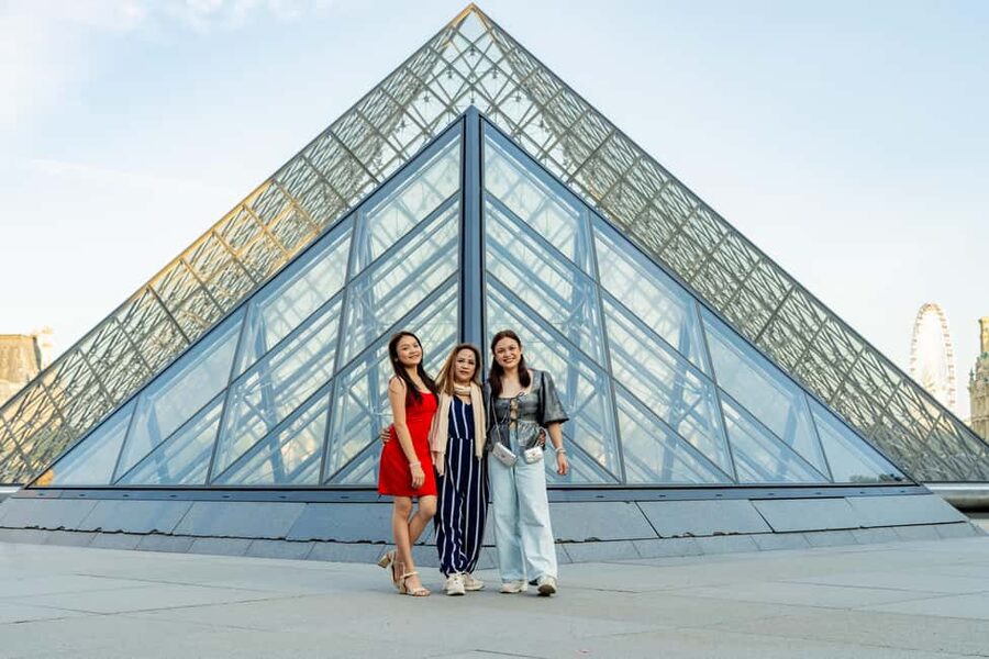 Paris: Louvre Photo Shoot - Why Pro Direction Beats Self-Timers by the Glass Pyramid