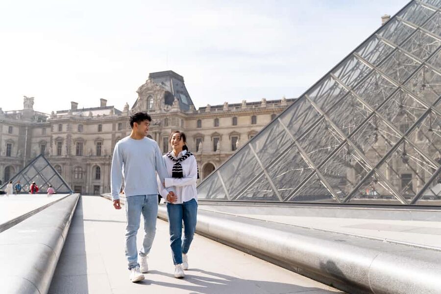 Paris: Louvre photoshoot or Seine bridges Eiffel Tower walk - Editing, delivery, and the included photo value