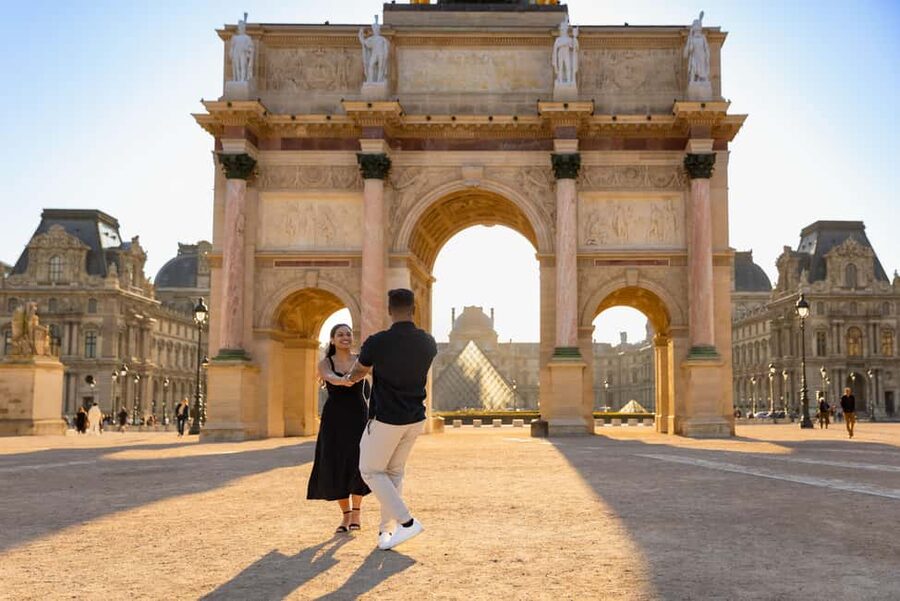 Paris: Louvre photoshoot or Seine bridges Eiffel Tower walk - Duration and pacing: how to pick the right option