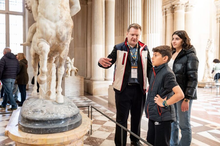 Paris: Louvre Private Family Tour for Kids + Reserved Entry - The 2-hour route: How you actually get through the museum