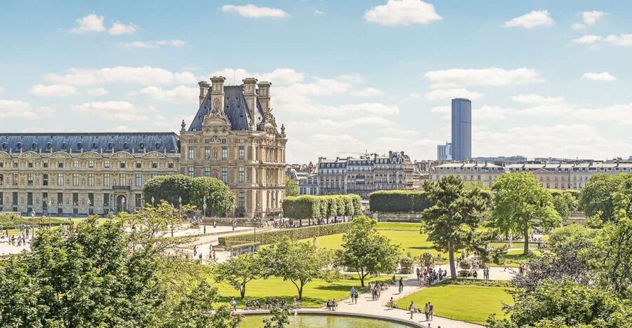 Paris: Louvre Private Family Tour for Kids + Reserved Entry - Meeting at the Louvre: Find your guide near Louis XIV