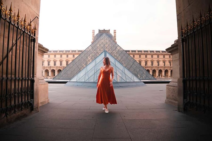 Paris: Luxury Photoshoot near the Eiffel Tower Photos in 24H - Should You Book the Eiffel Tower Photos in 24H Session?