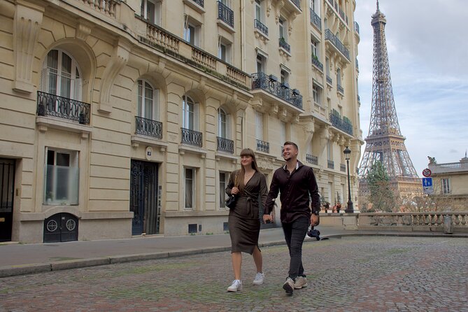 Paris: Luxury Private Photo Eiffel Tower & Louvre pyramid - From bridges to the Seine: the background changes that make photos feel alive