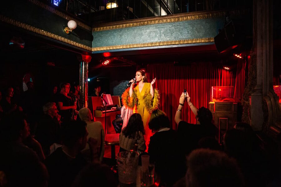 Paris: Madame Arthur Cabaret Show Ticket - Rules and comfort: age limits, alcohol rules, and exit policy