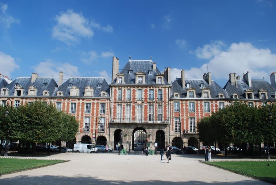 Paris Marais Quarter 2-Hour Private Walking Tour - Les Halles and Fontaine des Innocents: markets, water, and noticing what’s in front of you
