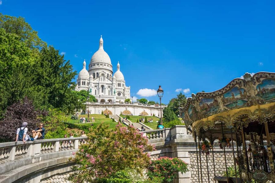 Paris Montmartre: 2-Hour City Tour in German - Meeting at Blanche and setting the right 2-hour pace