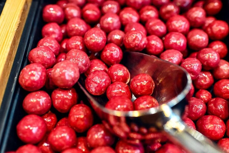 Paris: Montmartre Chocolate & Pastries Tour with 8+ Tastings - Stop 2: Master chocolatier handmade chocolates