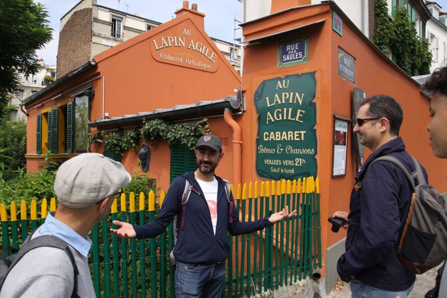 Paris: Montmartre Culture and Local Pastries Walking Tour - Getting through the labyrinth: why a guide matters in Montmartre