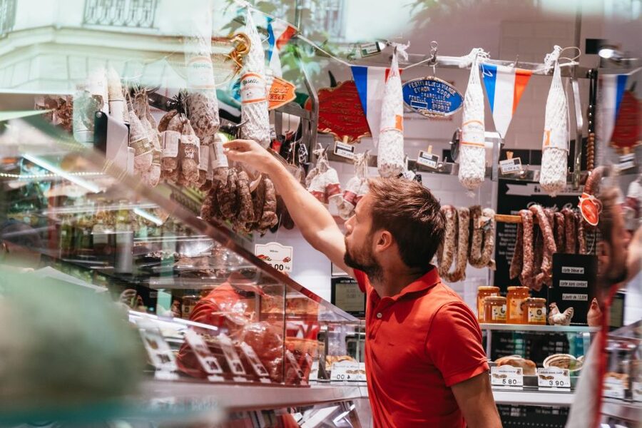 Paris: Montmartre Food and Wine Guided Tour - Seafood and wine at a local institution