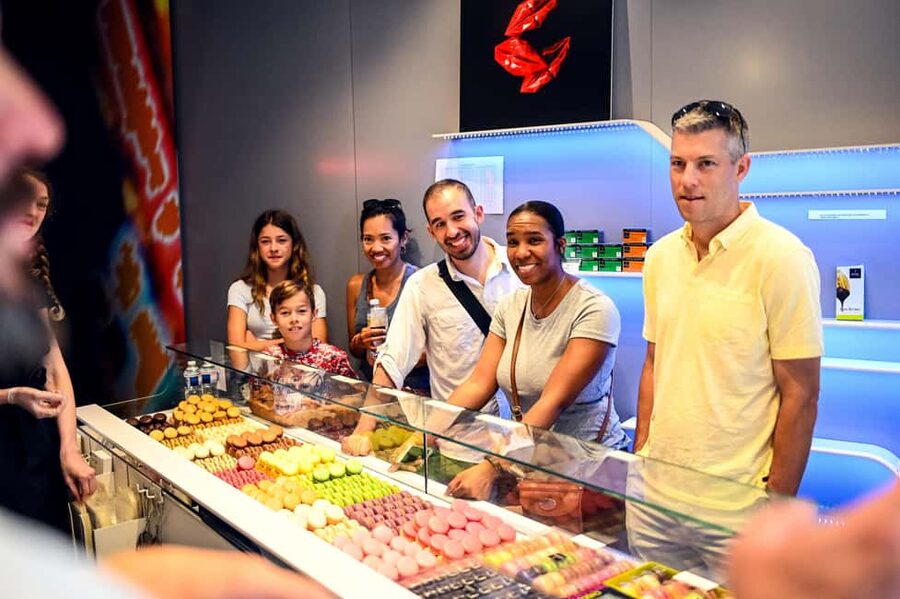 Paris: Montmartre Food Tour with 10 Local Tastings & Wines - Sweet Openers: Chocolates, Macarons, and the Start of a Paris Day