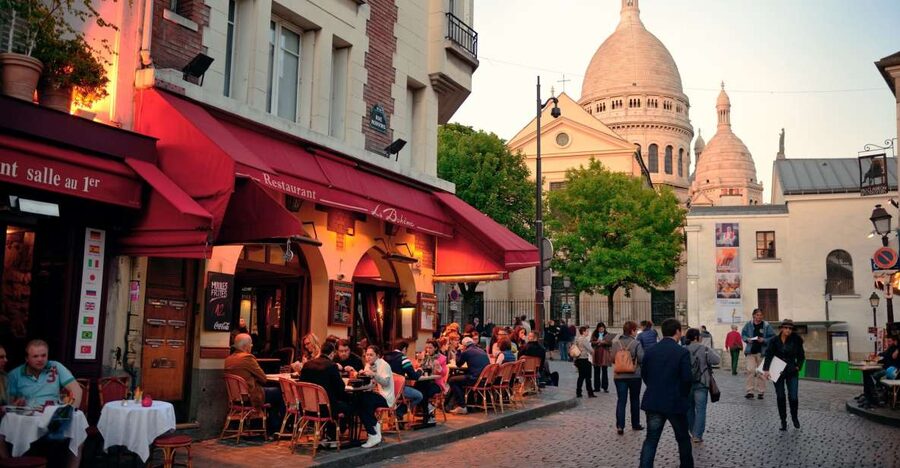 Paris: Montmartre Food Tour with Full Meal - Place du Tertre: where the tour turns into a proper Montmartre evening