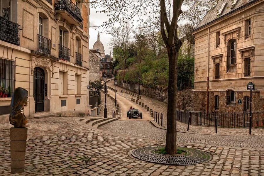 Paris: Montmartre Food Tour with Full Meal - Rue du Chevalier-de-La-Barre: classic flavors meet a “walk and taste” plan