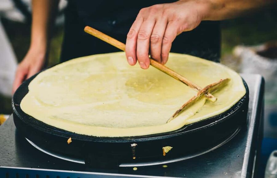 Paris: Montmartre Food Tour with Full Meal - What you’ll taste: chou, bourguignon, fromage, crêpes, and macarons