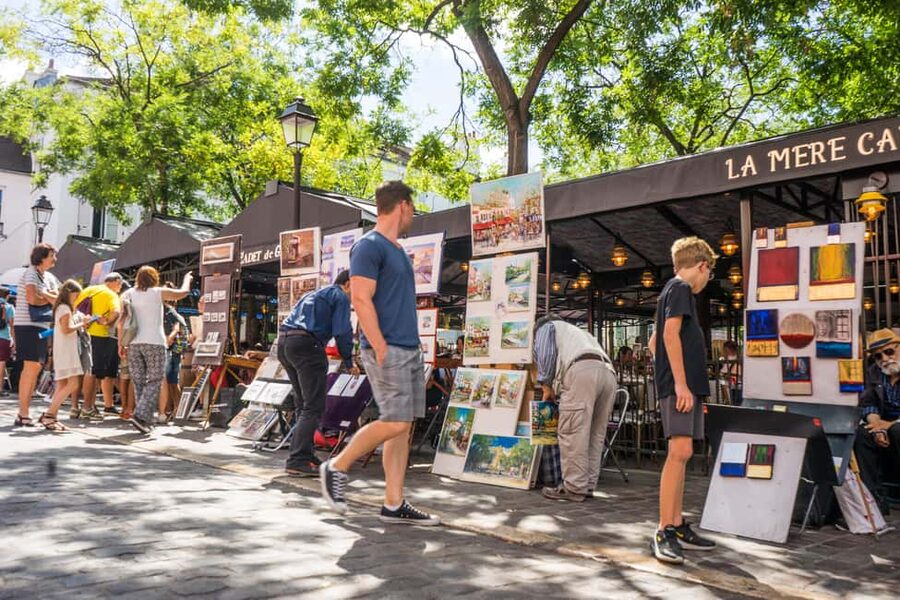 Paris: Montmartre Group Tour in German - Moulin Rouge: the loud landmark, plus context before you climb