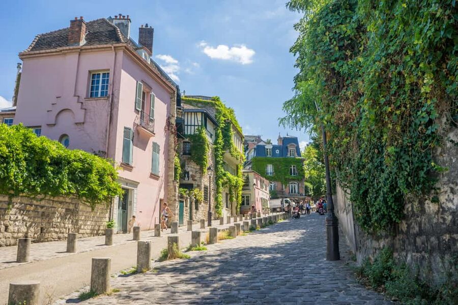 Paris: Montmartre Group Tour in German - La Maison Rose: the color stop that works as a waypoint