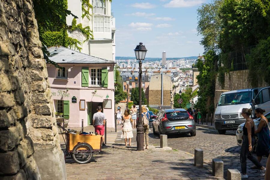 Paris: Montmartre Group Tour in German - Place du Tertre: outdoor painters and everyday art life