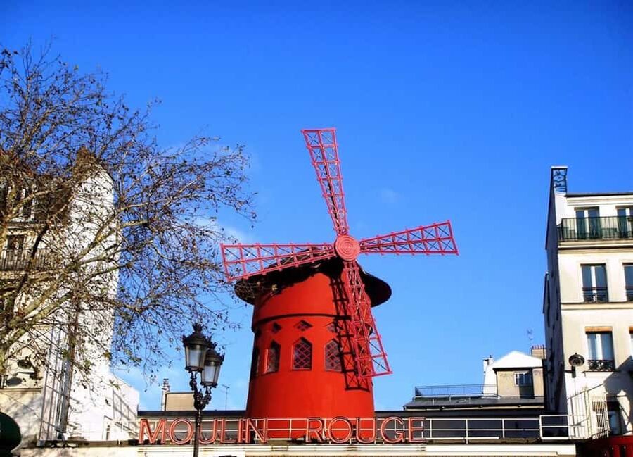 Paris: Montmartre Group Tour in German - Finding the start outside Blanche and Moulin Rouge
