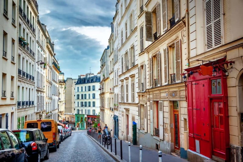 Paris: Montmartre Hidden Gems and Highlights Walking Tour - Place du Tertre and La Bonne Franquette: artists square to a historic finish
