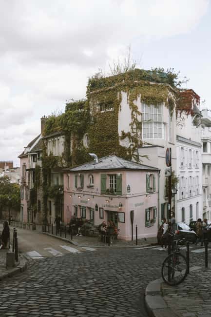 Paris: Montmartre hidden gems walking Tour with Local Guide - Place du Tertre and the artists’ village vibe you can actually feel