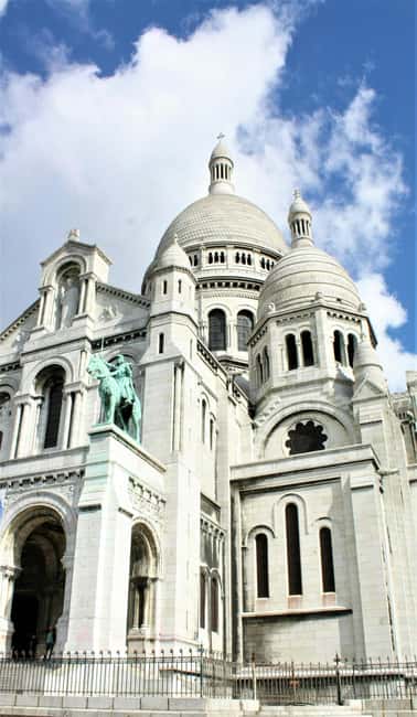Paris: Montmartre hidden gems walking Tour with Local Guide - The panoramic view stop: city of lights overhead