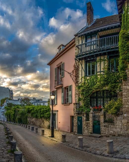 Paris: Montmartre Highlights Walking Tour with a Local Guide - Bateau-Lavoir: modern art on the ground floor
