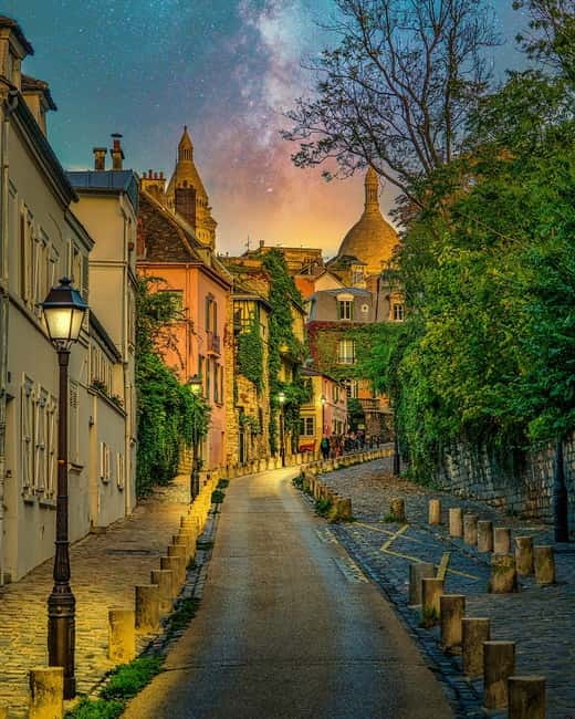 Paris: Montmartre Highlights Walking Tour with a Local Guide - Family pictures included: a small perk that helps a lot