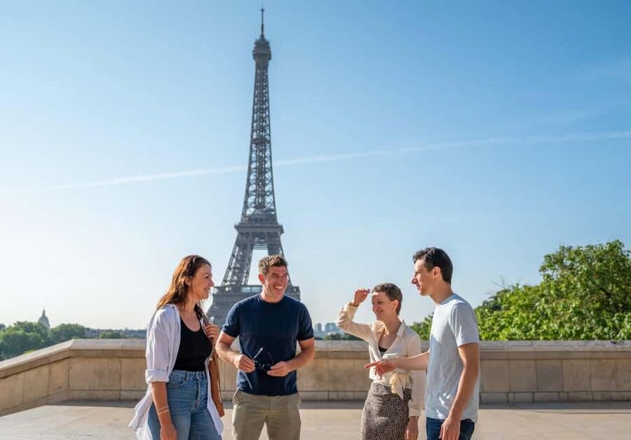 Paris: Montmartre, Notre-Dame, & Louvre Tour with Cruise - Starting at Place des Abbesses and getting your footing