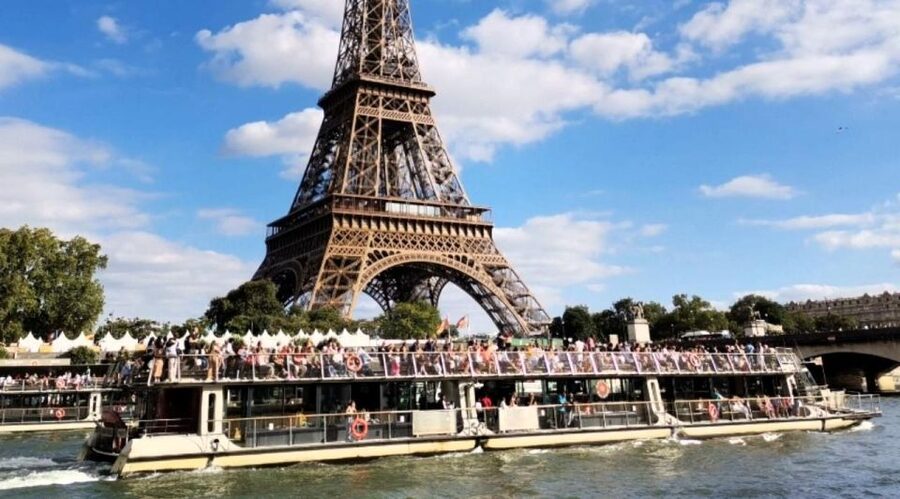 Paris: Montmartre Private Guided Tour & River Cruise Option - Place du Tertre: where the painters work and you get breathing room