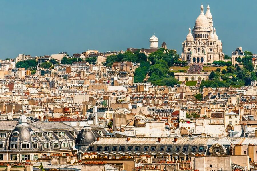 Paris: Montmartre & Sacre Coeur Guided Tour 12 guests 2,5h - Place du Tertre: where artists sell and stories feel close