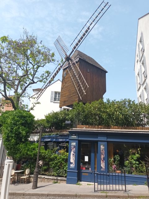 Paris: Montmartre Small Group Guided Walking Tour - The climb to Sacré Coeur: views and a proper orientation