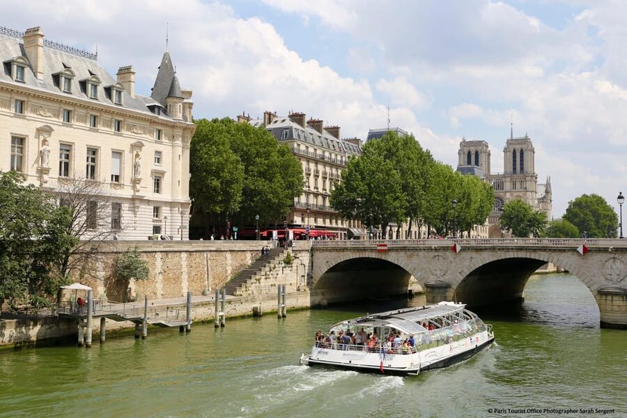 Paris: Montmartre Train Ride w/ Optional Seine River Cruise - Audio Commentary: Useful, But Don’t Strain for Every Word