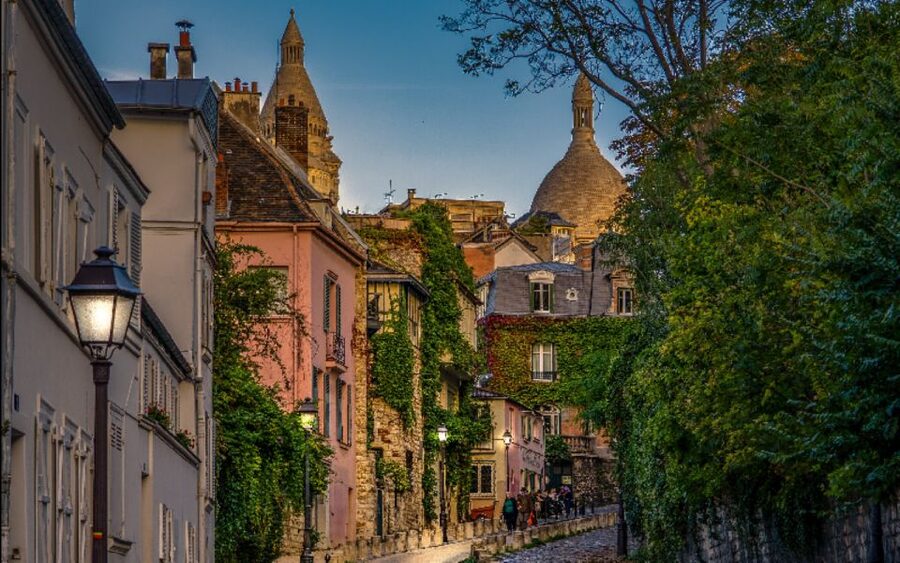 Paris: Montmartre Walking Tour with Sacré-Cœur Entry Option - Arriving at Sacré-Cœur: Pick Your View-Level Smart