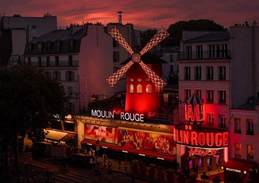 Paris: Moulin Rouge Cabaret Show Ticket with Champagne - Dress code and on-site rules: how to avoid being turned away
