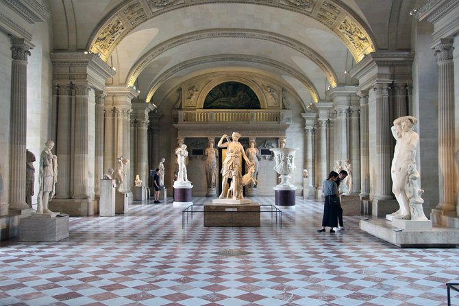 Paris Murders and Mysteries semi-private tour of the Louvre - Meeting at the Napoleon Courtyard and getting inside quickly