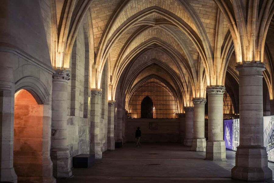Paris: Notre Dame and Île de la Cité Walking Tour - Ending at Pont Saint-Louis: a good finish for photos and orientation