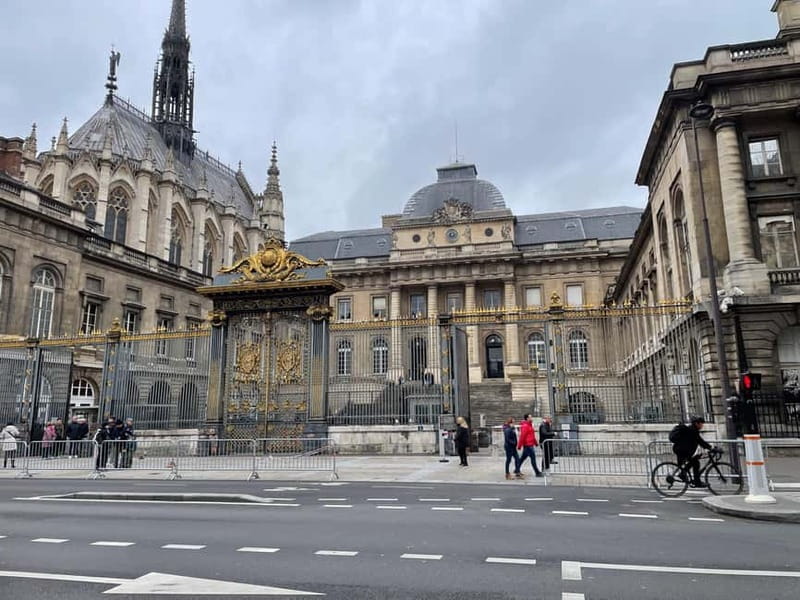 Paris: Notre-Dame Cathedral Exterior Guided Tour - What to wear and how to stay comfortable