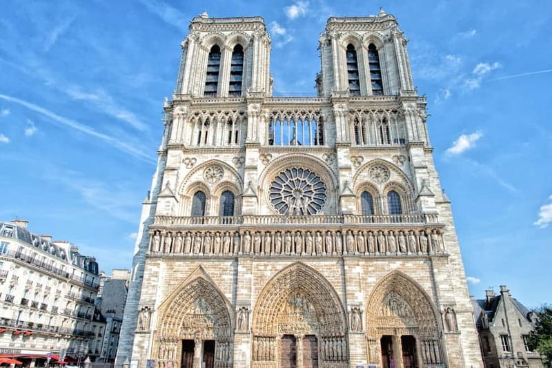 Paris: Notre-Dame Cathedral Exterior Tour - Meeting at Quai de la Tournelle: finding BOZ souvenirs without stress