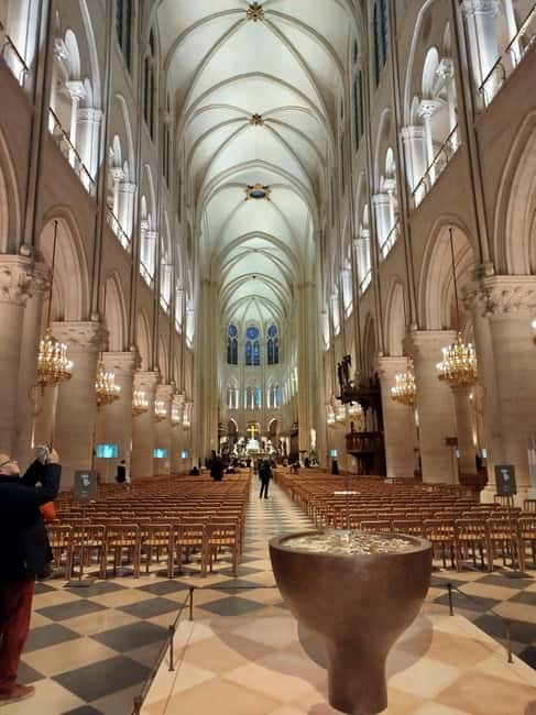 Paris: Notre Dame Cathedral Guided Tour of the Neighborhood - Île de la Cité: the neighborhood that turns Notre-Dame into a real place