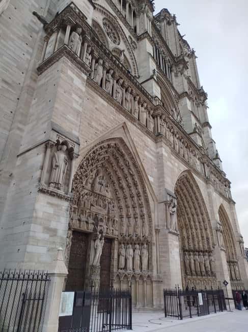 Paris: Notre Dame Cathedral Guided Tour of the Neighborhood - The exterior route: façade, carvings, and why photo stops aren’t a waste