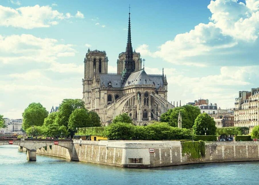 Paris: Notre-Dame Cathedral Guided Tour with Standard Entry - Finding the right spot: Charlemagne, Paladins, and a Bonjour sign